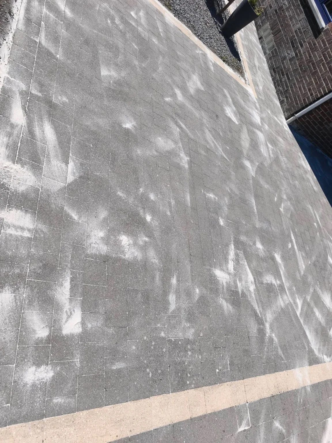 Eindresultaat gereinigde en opnieuw ingezande oprit